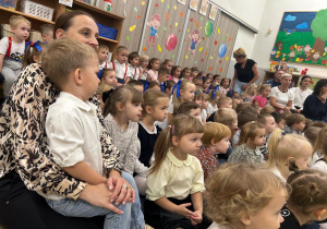 Społeczność przedszkola ogląda występy z okazji Dnia Edukacji Narodowej