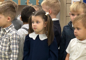Dziewczynka z grupy Odkrywców podczas uroczystości