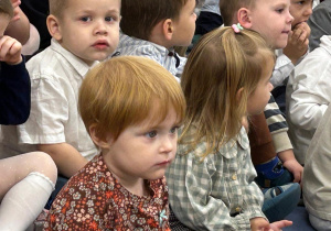 Społeczność przedszkola ogląda występy z okazji Dnia Edukacji Narodowej