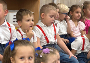 Społeczność przedszkola ogląda występy z okazji Dnia Edukacji Narodowej