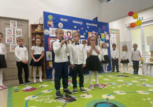 Dzieci z grupy Wynalazców podczas wstępu