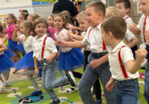 Dzieci z grupy Myślicieli prezentują swój układ