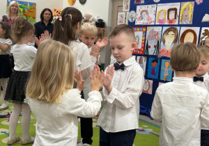 Dzieci z grupy Wynalazcy prezentują swój układ