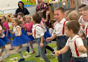 Dzieci z grupy Myślicieli prezentują swój układ