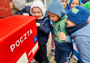 Wynalazcy oglądają skrzynkę na listy