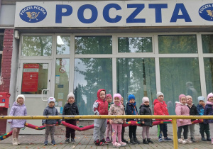 Maluszki odwiedzają siedzibę poczty