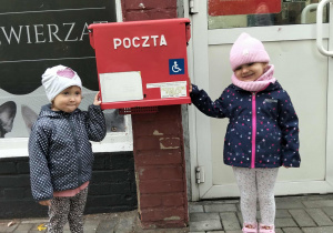 Dziewczynki pozują do zdjęcia ze skrzynką na listy
