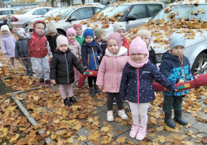 Dzieci idą do pobliskie poczty