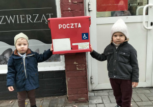 Dziewczynki pozują do zdjęcia ze skrzynką na listy