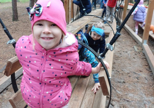 Dziewczynka pokonuje tor przeszkód