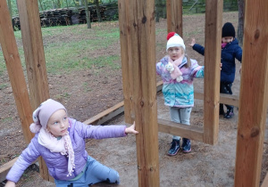 Dziewczynki pokonują tor