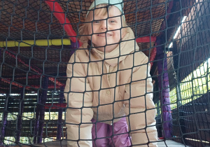 Dziewczynka w parku rozrywki