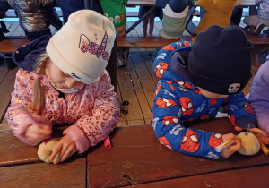 Dzieci malują dynie podczas warsztatów