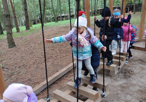 Dzieci z grupy Tropiciele pokonują tor