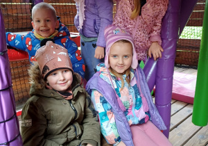 Dzieci z grupy Tropiciele w parku rozrywki