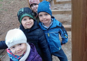 Dzieci pozują do zdjęcia pokonując tor przeszkód