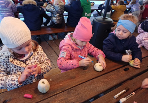 Dzieci podczas warsztatów z malowania dyni