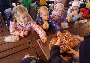 Dzieci częstują się babeczkami z dyni