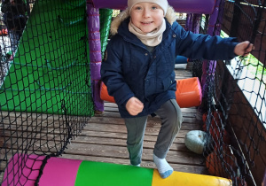 Chłopiec pozuje do zdjęcia w parku rozrywki