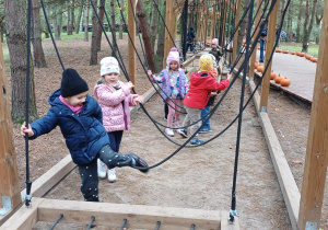 Dzieci pokonują tor przeszkód