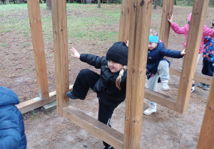 Dziewczynka pokonuje tor przeszkód