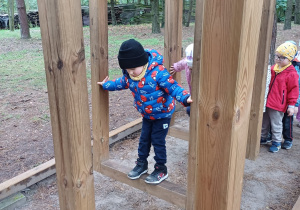 Chłopiec pokonuje tor przeszkód