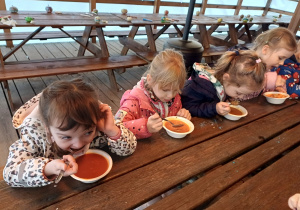 Dzieci z grupy Tropiciele jedzą zupę