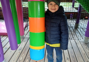 Chłopiec pozuje do zdjęcia w parku rozrywki