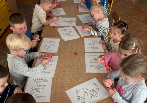 Dzieci wykonują pracę plastyczną- nutki różnymi technikami plastycznymi