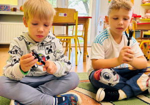 Chłopcy grają w rytm usłyszanej piosenki
