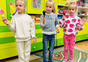 Dziewczynki grają na intsrumantach