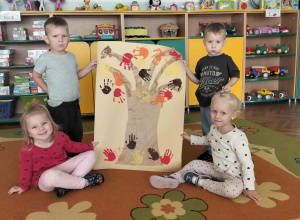 Dzieci z pracą plastyczną