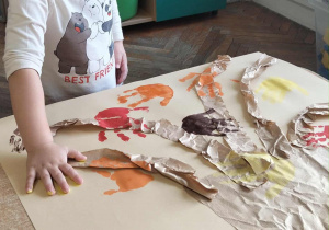 Chłopiec wykonuje pracę plastyczną