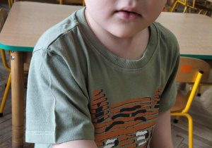 Chłopiec pokazuje rączkę w farbie