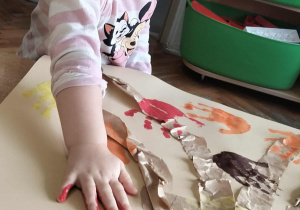 Dziewczynka wykonuje pracę plastyczną