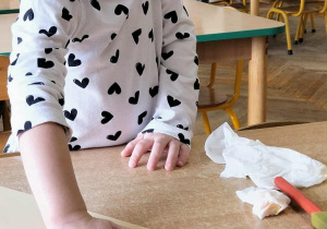 Dziewczynka wykonuje pracę plastyczną