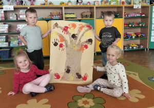 Dzieci z wykonaną pracą plastyczną