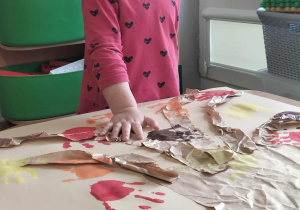 Dziewczynka wykonuje pracę plastyczną