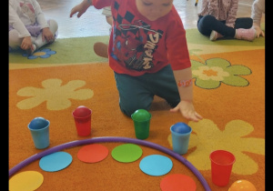 Chłopiec uczestniczy w zabawie na dywanie