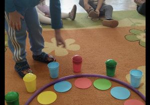 Chłopiec uczestniczy w zabawie na dywanie