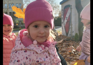 Dziewczynka bawi się w ogródku przedszkolnym