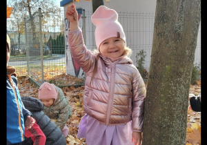 Dziewczynka bawi się w ogródku przedszkolnym