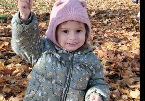 Dziewczynka bawi się w ogródku przedszkolnym