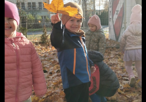 Chłopiec bawi się w ogródku przedszkolnym