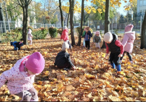 Dzieci bawią się w ogrodzie przedszkolnym