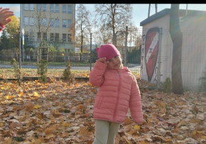 Dziewczynka bawi się w ogródku przedszkolnym