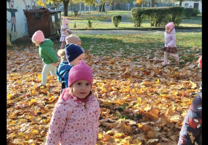 Dziewczynka bawi się w ogródku przedszkolnym