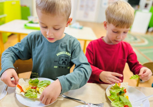 Dzieci komponują składniki