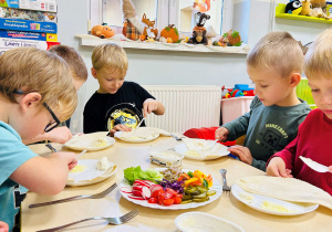 Dzieci przygotowują zdrową tortillę