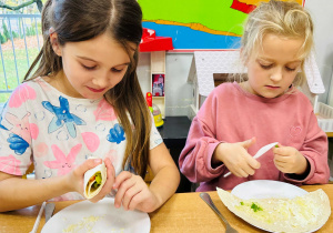 Dziewczynki komponują składniki